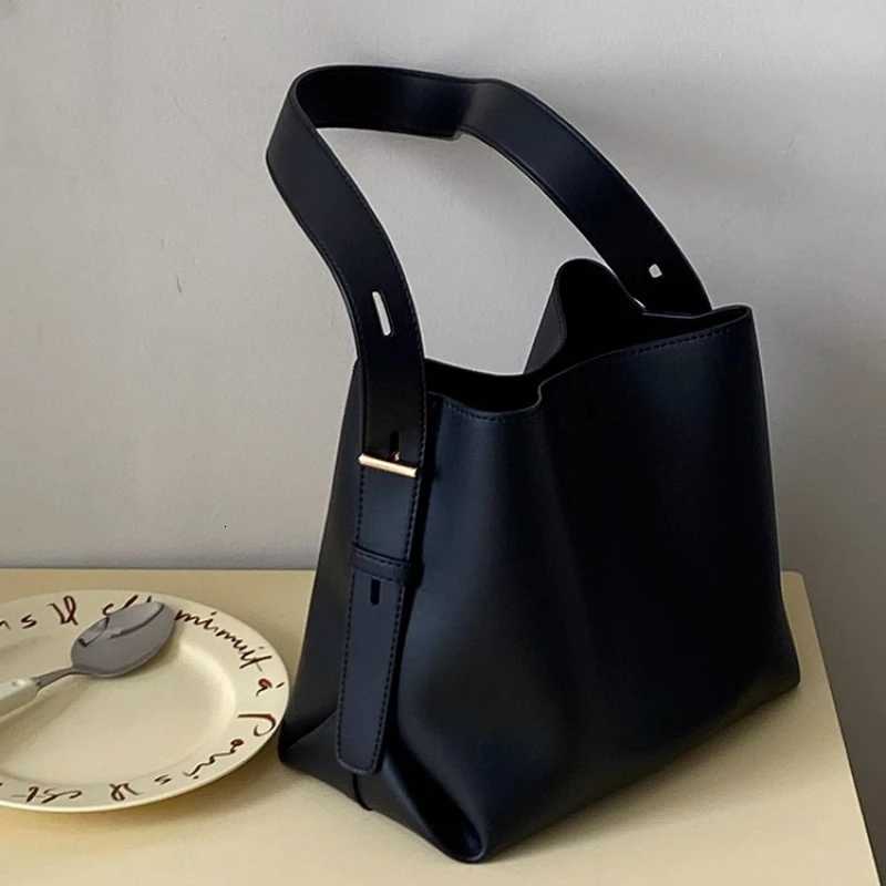 Small Niche Design of Bucket Bag New Wens Bag Daily Commuting Tote Bag Large Capacity Single Shoulder Crossbody Bag Y250730