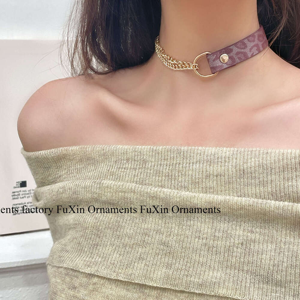 New Fashion Niche Light Collarbone High-end Design Unique Novel Temperament Pink Leopard Print Gold Chain Necklace 3ab