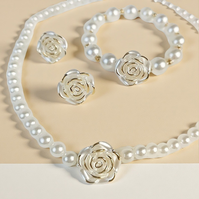 New Retro Designer Necklace Palace Camellia Pearl Necklace Fashion Light Luxury Niche Elegant Socialite Beach Lady Pendant Style Bracelet Set