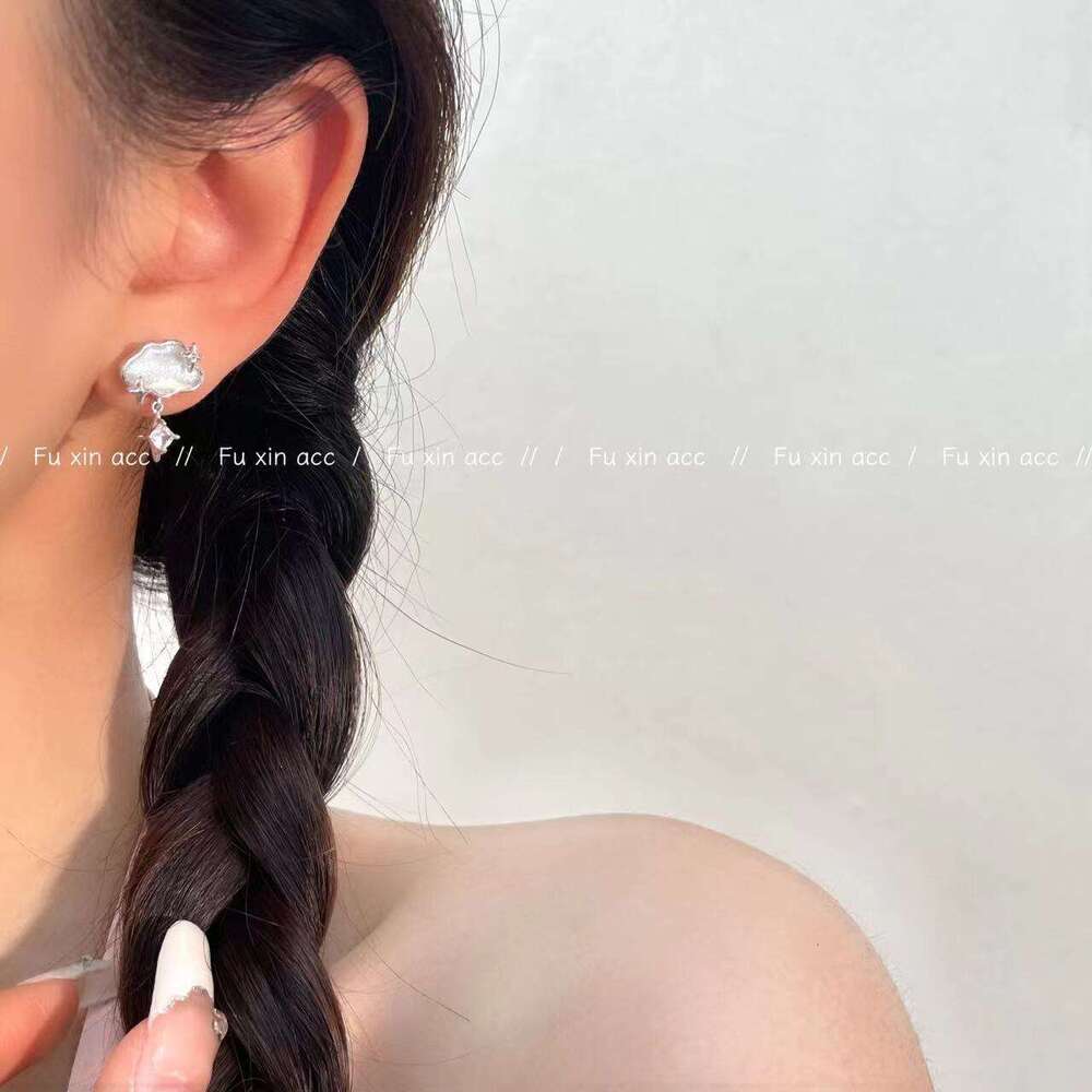 Nine Skies Nebula High-End for Women, Niche Design, Exquisite Cloud Zircon Earrings, Light Versatile Best Friend Earrings 92b