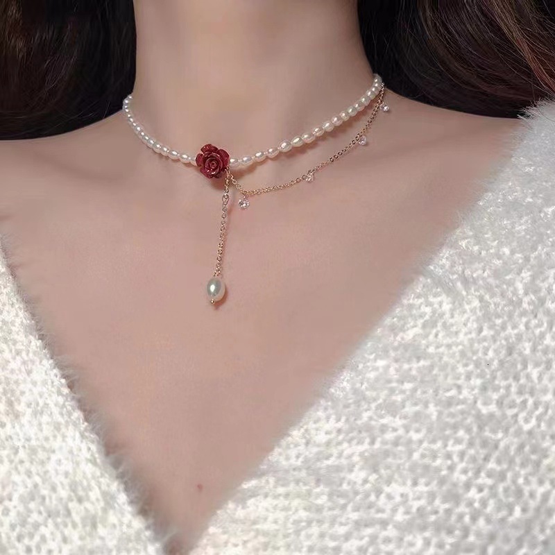 2025 Designer necklace Beach Lady Pendant New Hot-Selling High-End Bowknot Heart Collarbone Chain Light Luxury Niche Evening Dress Necklace Accessorie