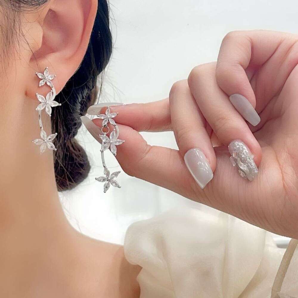 New Blossom for Women Fashionable High-end Minimalist Style Super Sparkling Zircon Flower Niche Design Earrings 0ef