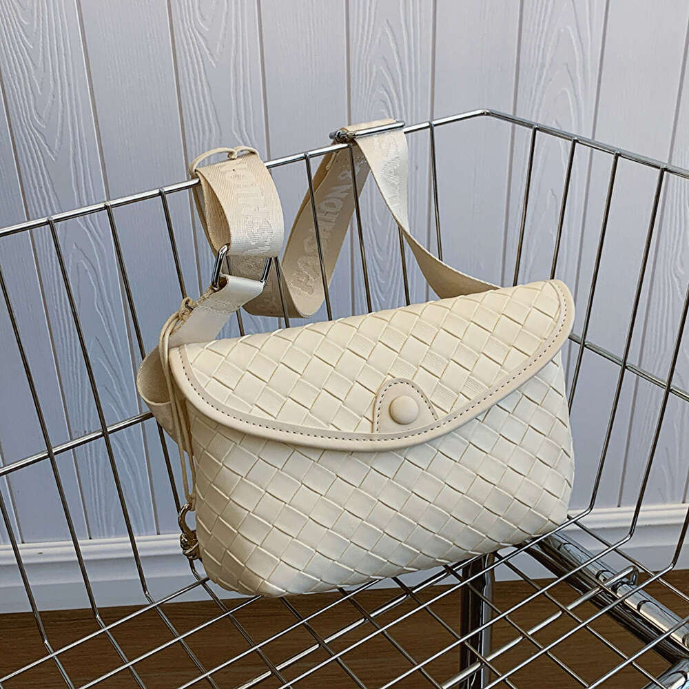 2025 New Women's Woven Crossbody Summer Design Sense Niche Single Shoulder Small Fashion Chest Bag