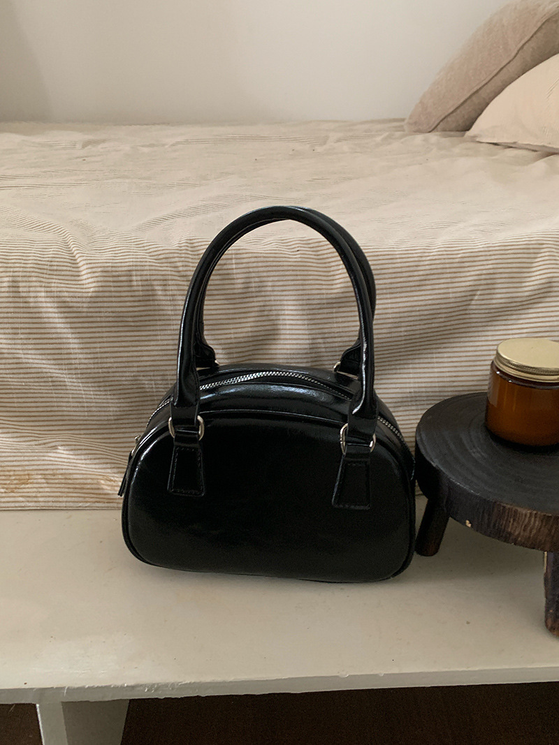 Designer Bag Red Luxury Bag Bag Autumn Winter Women 2025 New Trend Korean Style Handheld Bowling Bag Versatile Crossbody Bag Casual Small Square Bag T