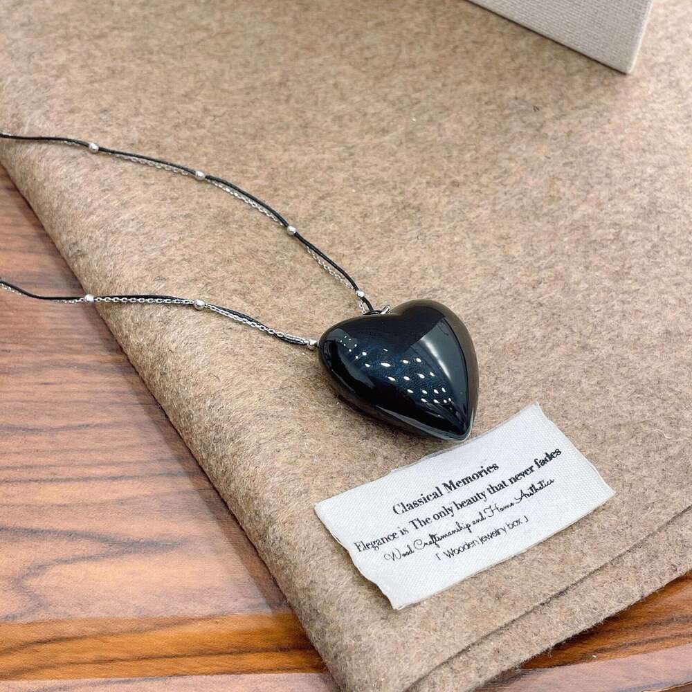 Long Heart Pendant Necklace 2024 New Simple Elegant Sweater Chain Niche Design High-end Accessories for Women d01