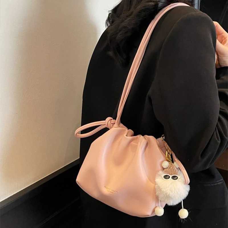 Korean Version Popular Bucket Bags Niche Design Cloud Messenger Bags High Quality Pu Leather Handbags New Pleated Versatile Bags Y250729
