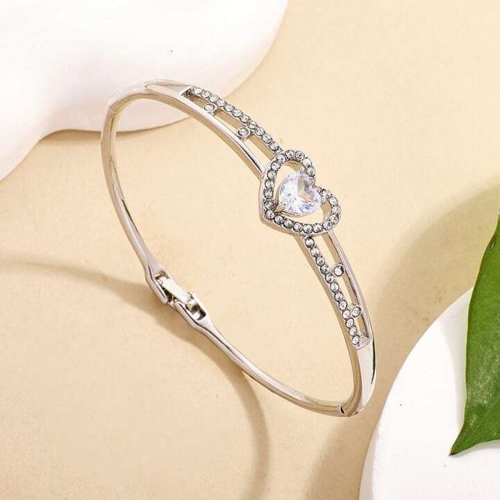 Fashionable and Unique Full Dia Small Heart Inlaid Zircon Zinc Alloy Bracelet Versatile