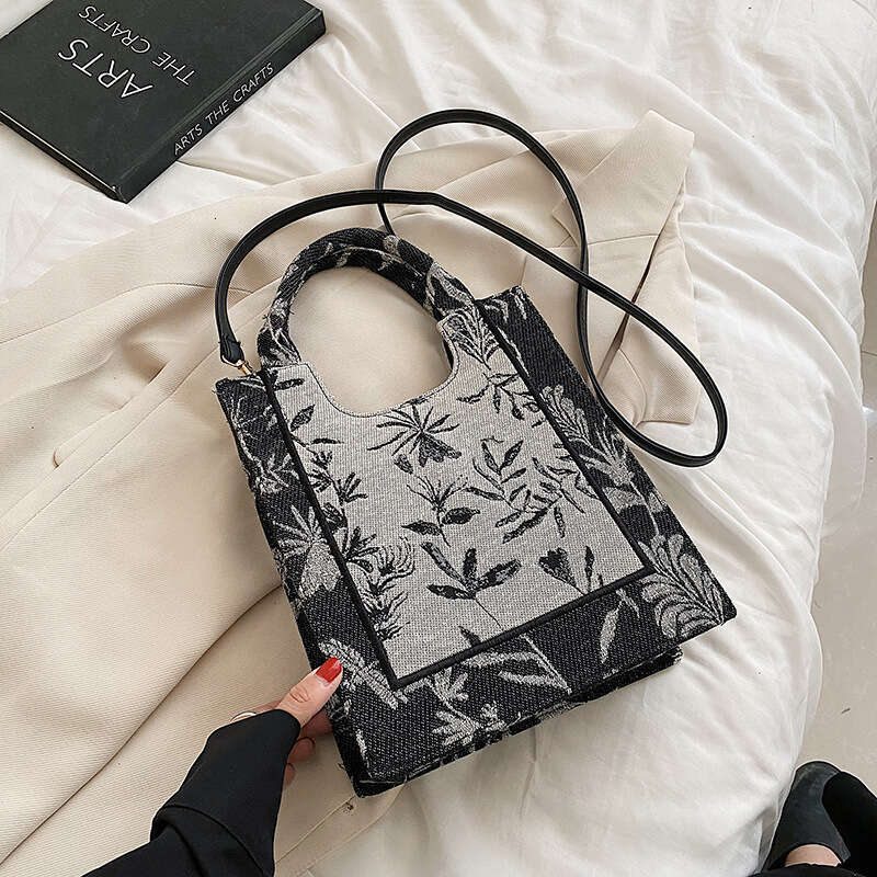 Large Capacity Jacquard Letter Tote for Women 2022 New Fashion Versatile Handbag Trendy Handheld Bag Wholesale