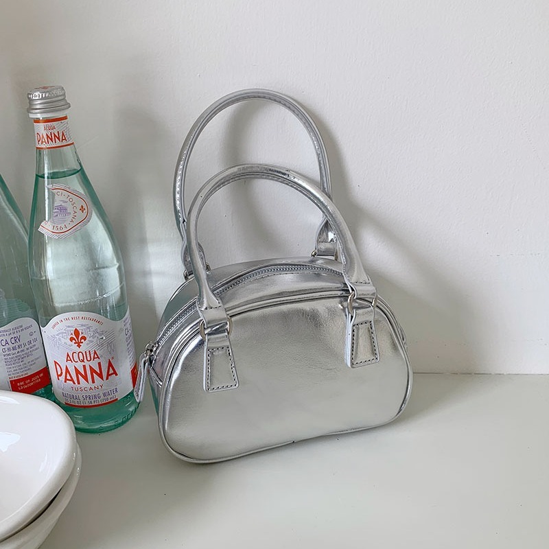 Designer Bag Red Luxury Bag Bag Autumn Winter Women 2025 New Trend Korean Style Handheld Bowling Bag Versatile Crossbody Bag Casual Small Square Bag T