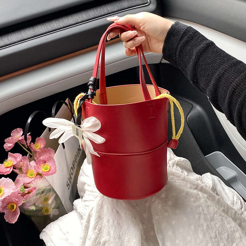 New Personalized Handheld Bucket with Unique Design, Niche Ins Style Shoulder Bag, Elegant Versatile Trendy Crossbody Bag