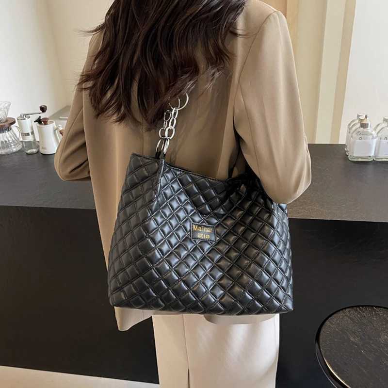 New Popar PU Leather Large Capacity Mens Bag Winter High Quality Quilted Design Shoulder Bag Cute Shopper Tote Bag Y250730