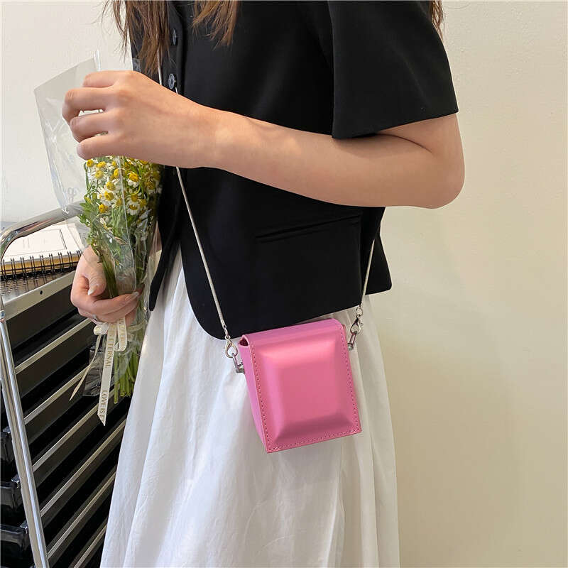 Design Sense Niche Fashion Internet Celebrity Square for Women 2023 New Summer Mini Chain Crossbody Small Shoulder Bag