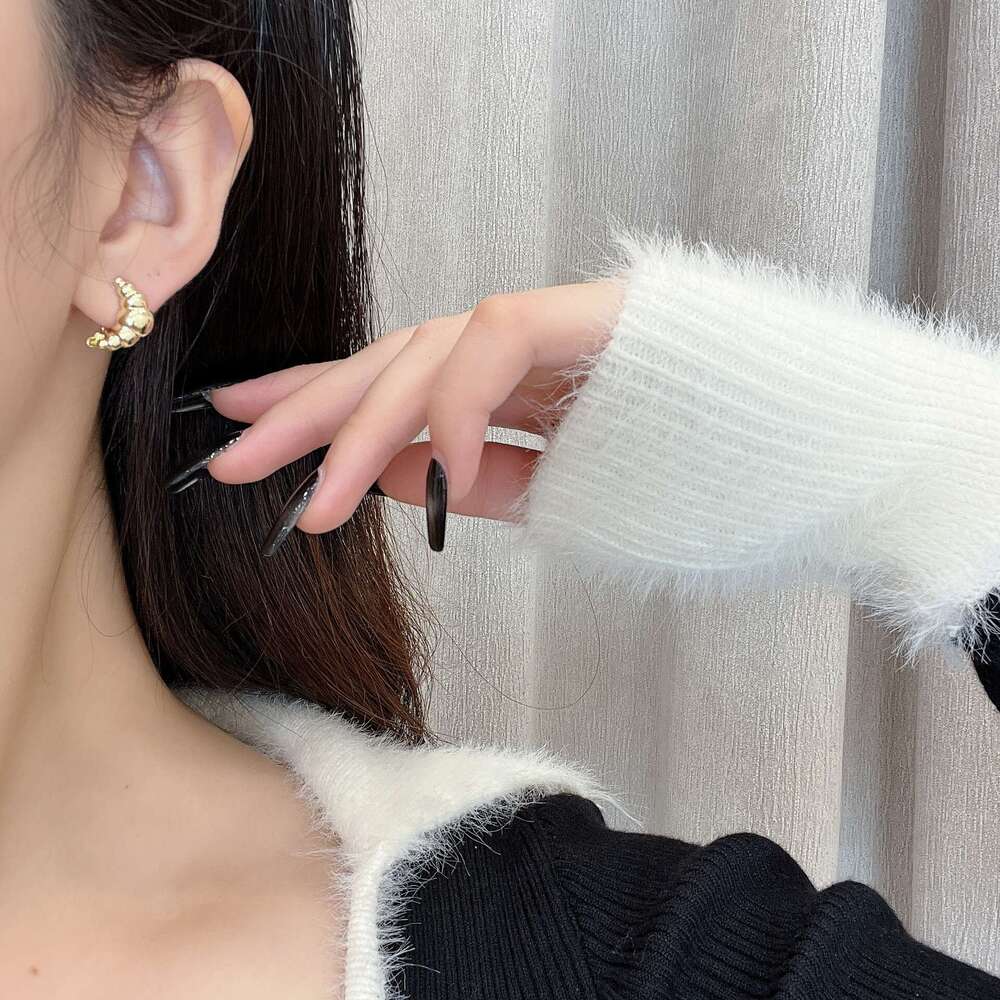 Korean Niche Design Sense Horn Bag Metal Stud Simple Light Versatile Elegant 2024 New Earrings 22b
