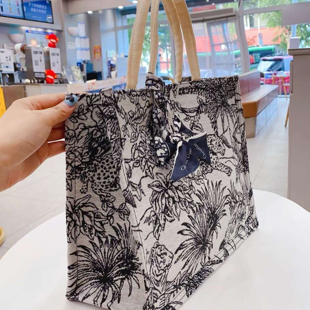 Women's High-End Handbag Spring New Versatile Canvas Small Tote Fashion Commuter Shoulder Bag