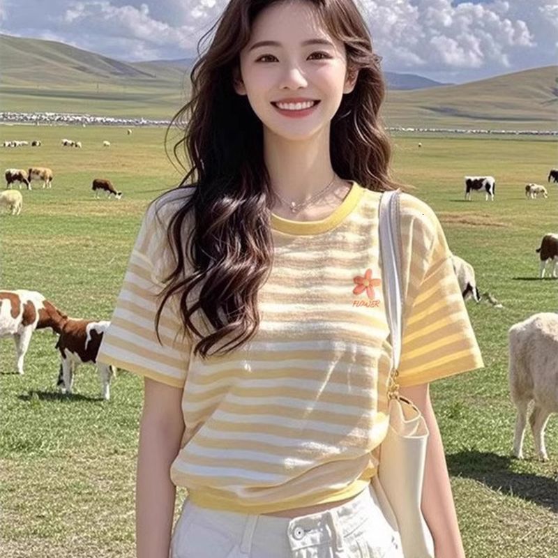 2025 yellow loose cotton striped short sleeved women's T-shirt, regular shoulder top, high-end appearance, new designer T-shirt