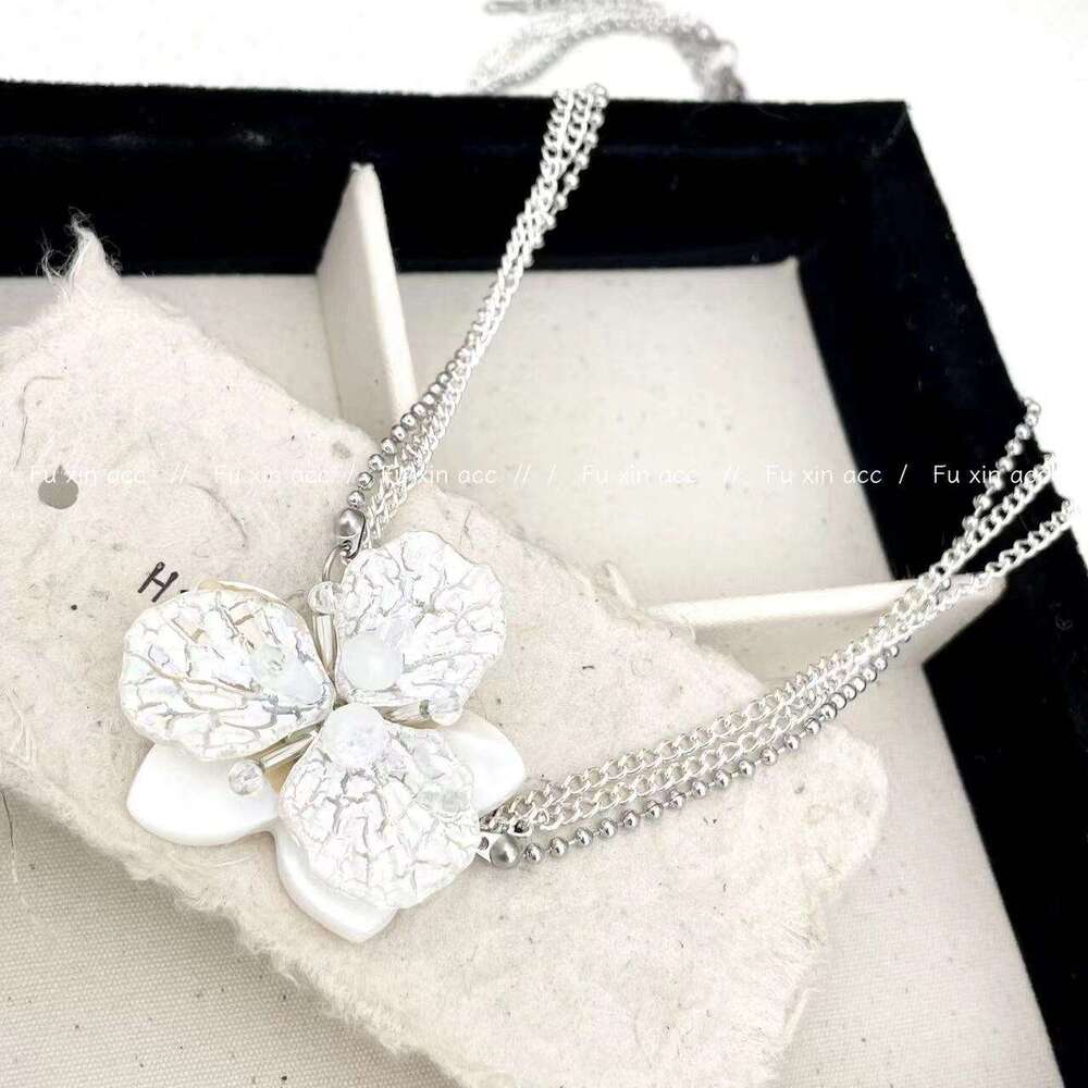 Niche Design High-End Natural Shell Flower Necklace for Women, Light , Elegant Multi-Layer Clavicle Chain, Versatile Neck Chain 75c