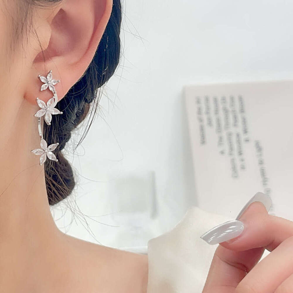 New Blossom for Women Fashionable High-end Minimalist Style Super Sparkling Zircon Flower Niche Design Earrings 0ef