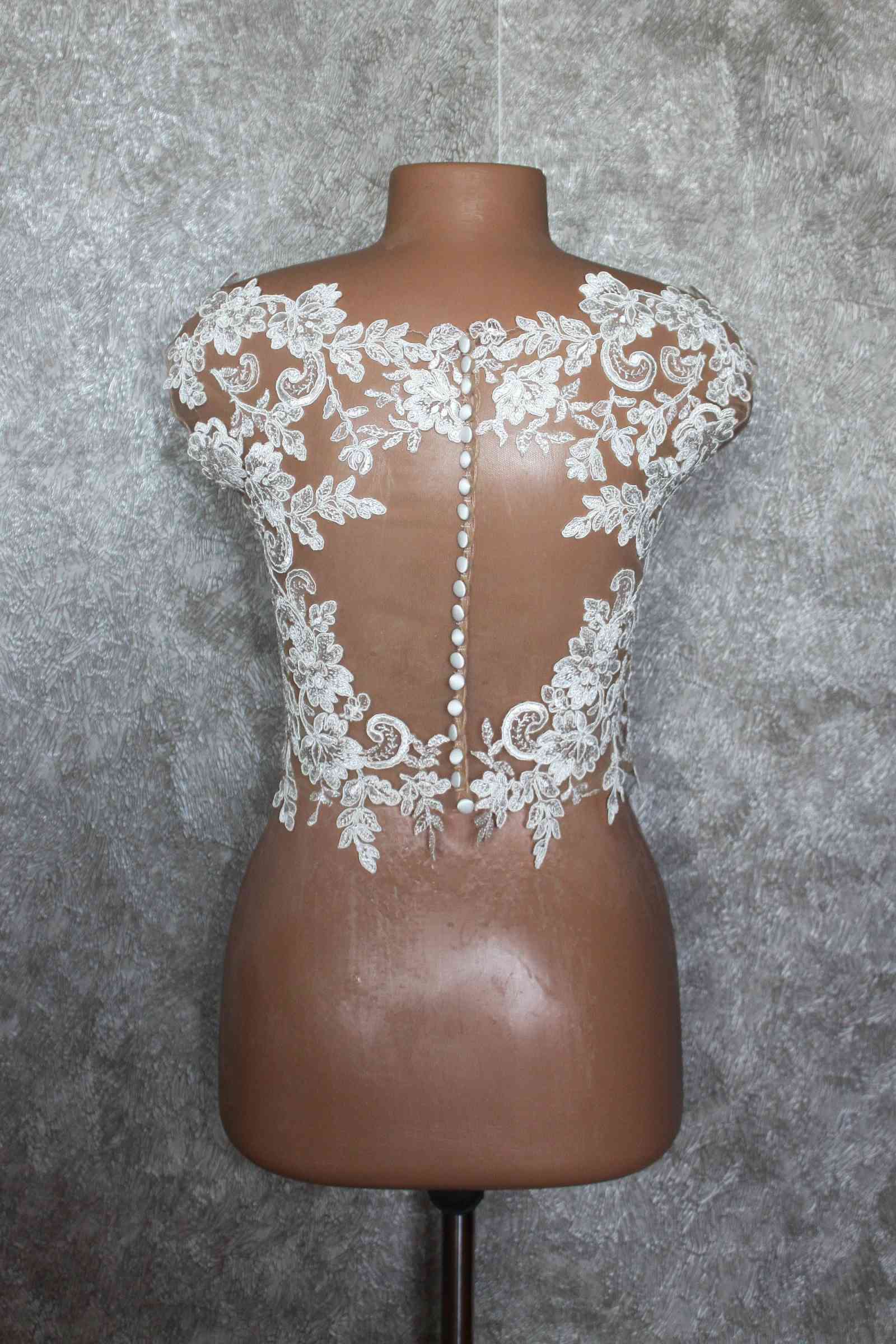 Elegant Bridal Jacket Short Sleeve O-Neck Appliques Tull Lace Button Wedding Jackets Bridal Accessories Customized