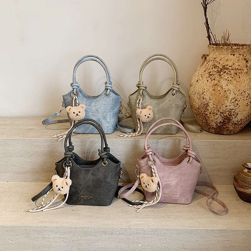 Korean Version Fashionable Personality Commuting Simple Style Handheld Bucket for Women Casual Versatile Niche Design Crossbody Bag