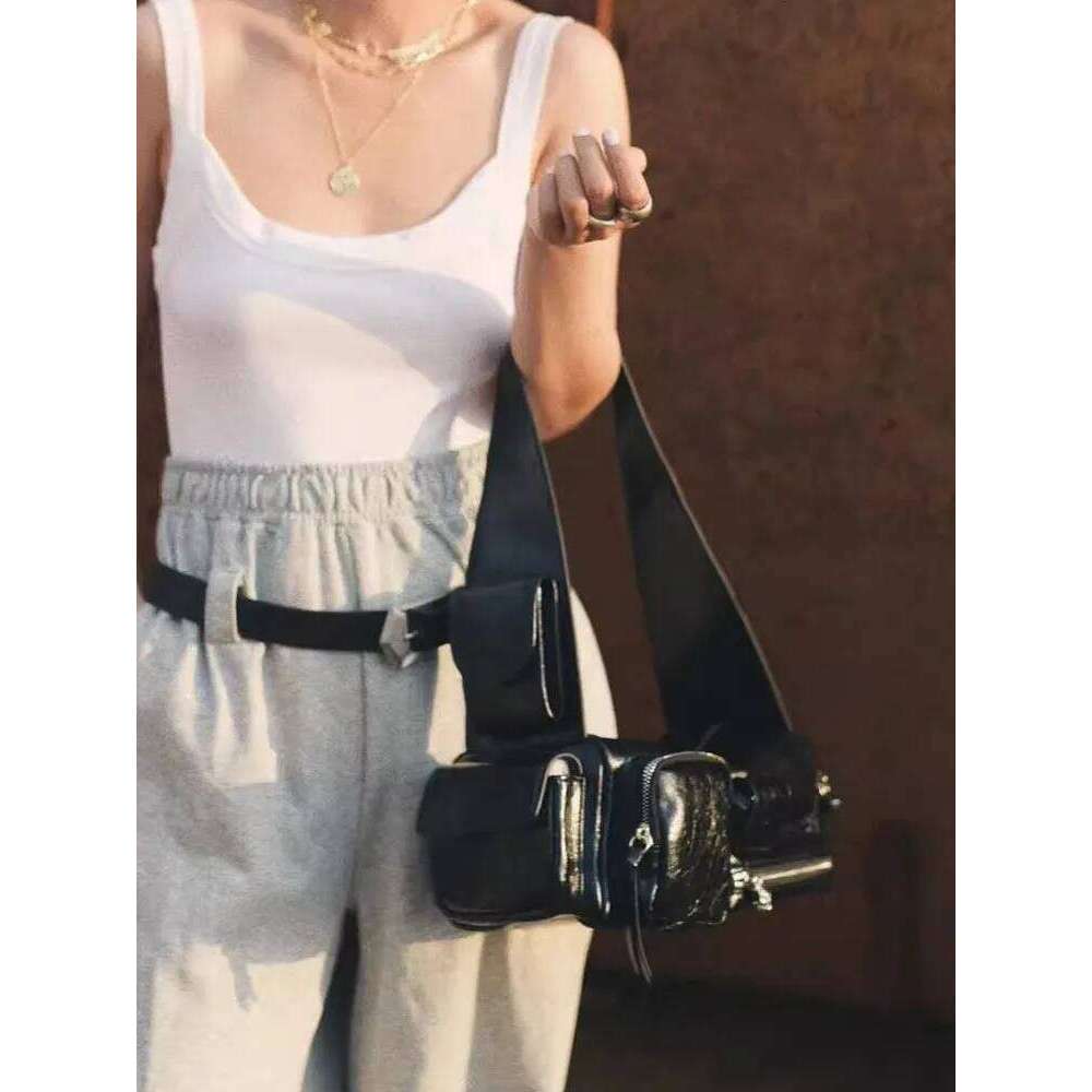 Luxury Designer Niche Ladies Multi-Pocket Flip Leather Shoulder Wide Straps Motorcycle Underarm One Shoulder Causality Tote Tote Bag