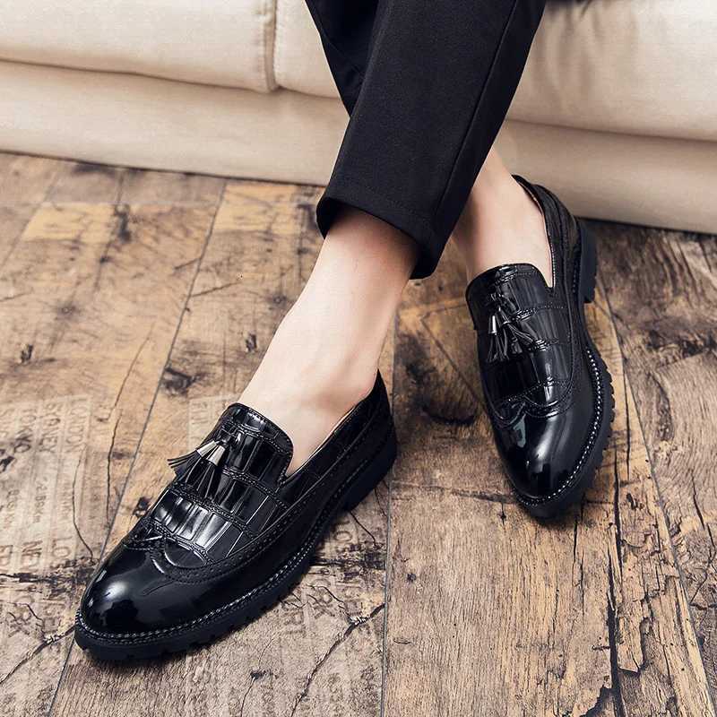 Pointed leather shoes for men Business casual patent loafers mens lace-up elegant luxury shoes social shoes Y250730
