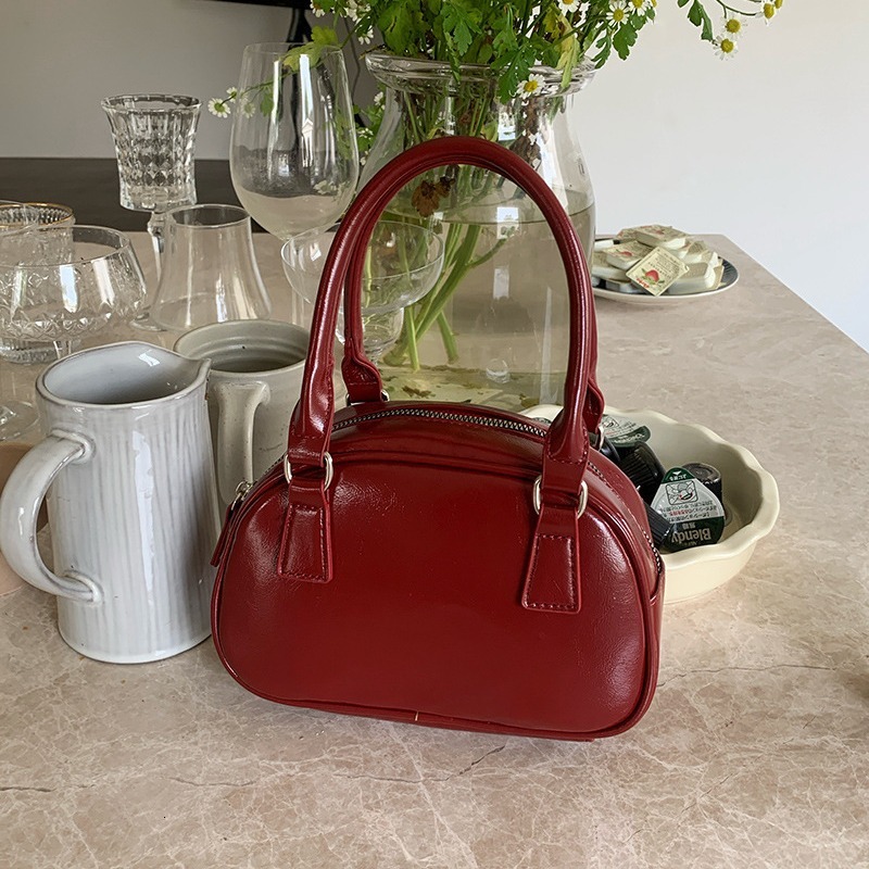 Designer Bag Red Luxury Bag Bag Autumn Winter Women 2025 New Trend Korean Style Handheld Bowling Bag Versatile Crossbody Bag Casual Small Square Bag T