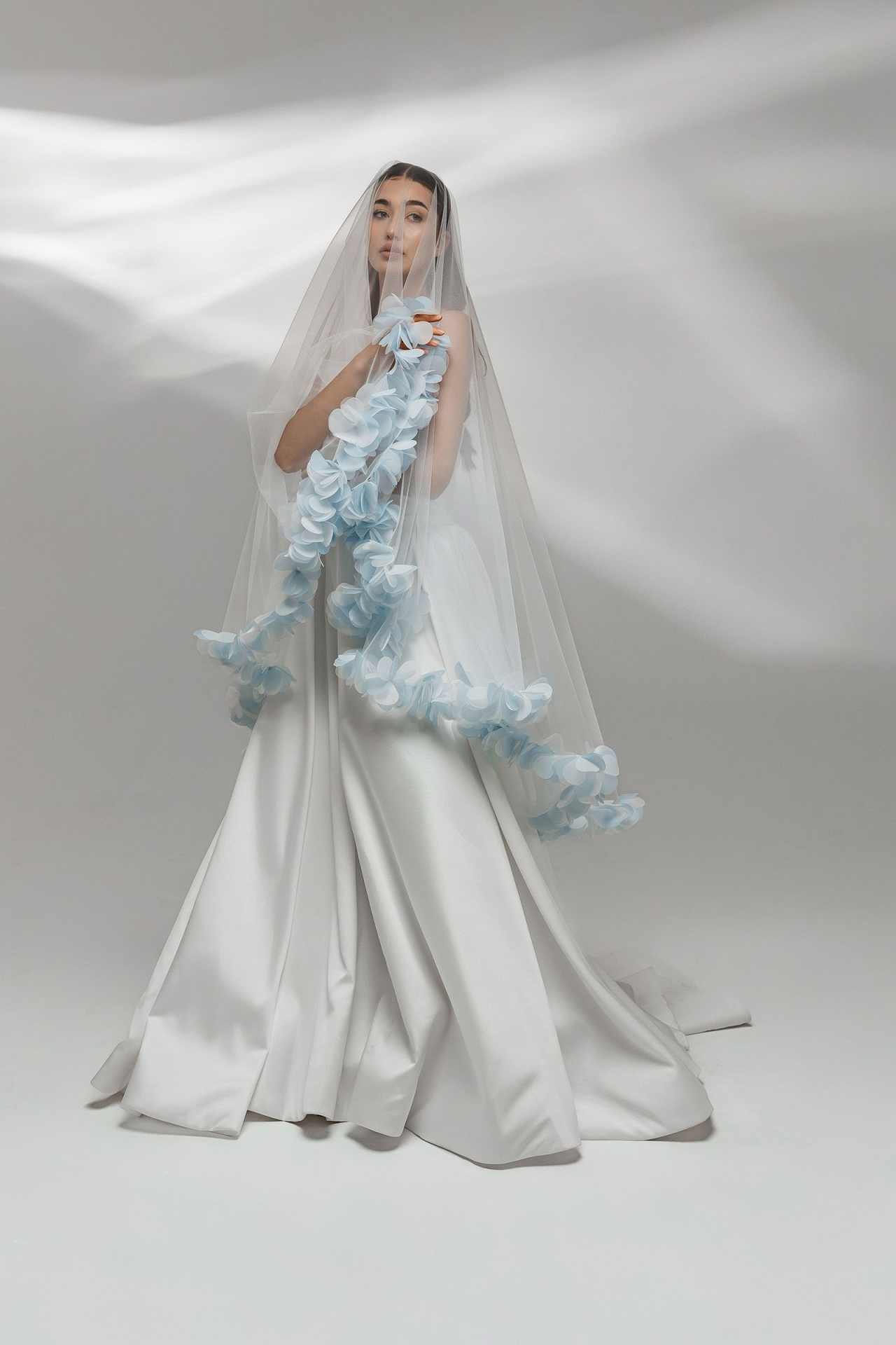 Dreamy Wedding Veils 3D Applique Light Blue Flowers Edge Long Length Bride Veils Customized Wedding Accessories