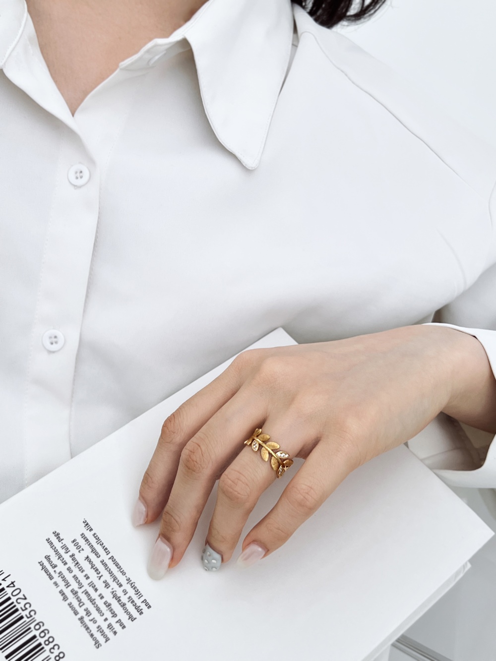 Women's 925 Silver Ring Plated with 18k Gold - Leaf Shape Design with Sparkling Cubic Zirconia Stones (Width: 9mm, Weight: 4.2g)