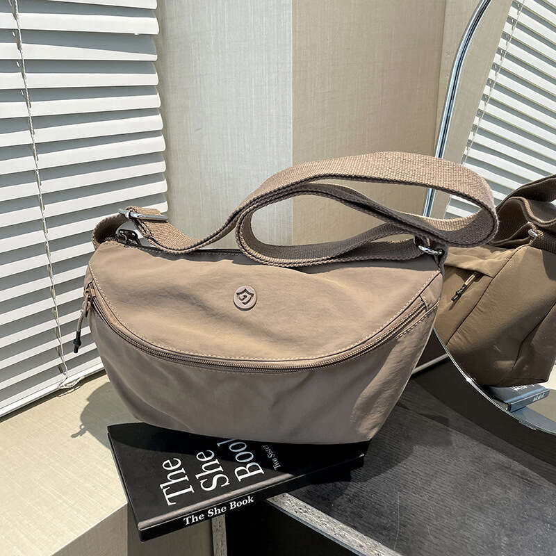 New Large Capacity Dumpling Lightweight Fabric Fashion Casual Crossbody Shoulder Design Bag