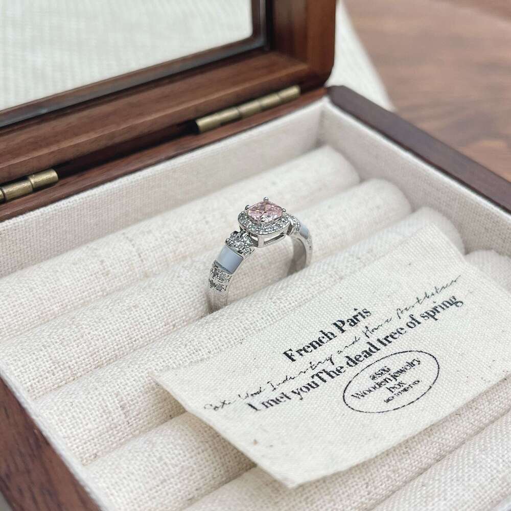 2025 New Luxury High-End Diamond-Studded Sugar Cube Ring for Women, Unique Niche Design, Elegant and Versatile 5ef