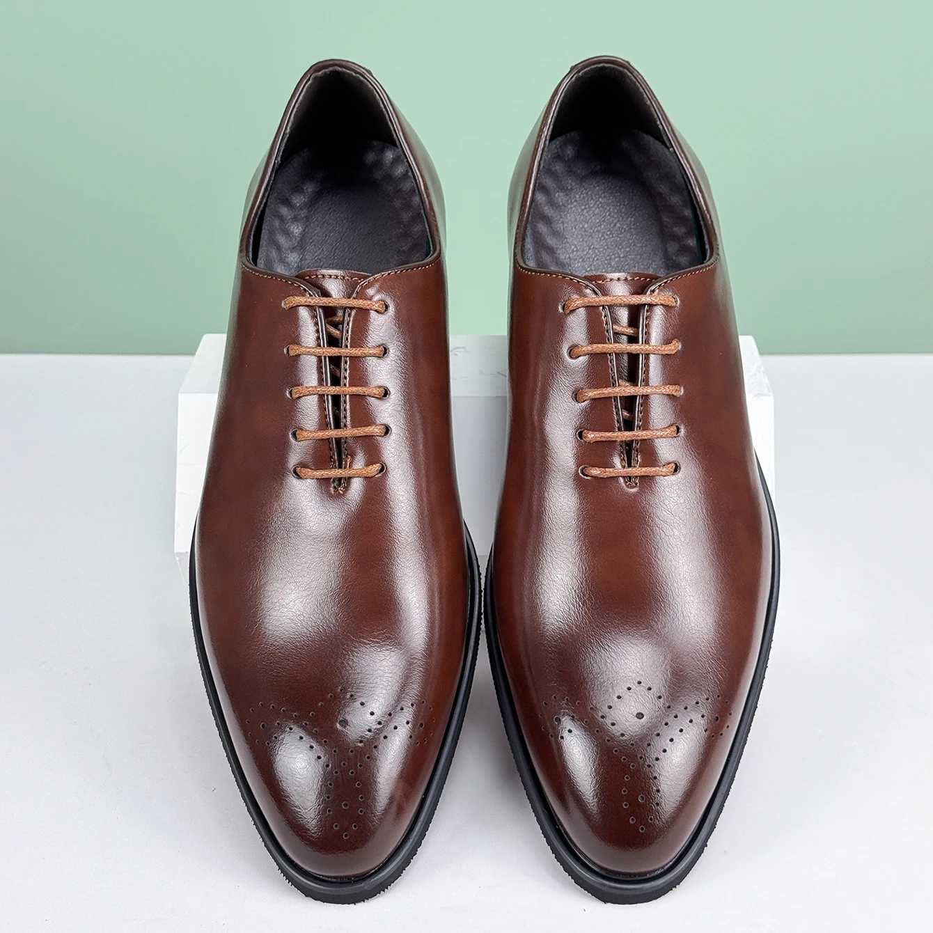 Mens Formal Leather Shoes British Style Oxford Loafers Pointed Toe Breathable Non-Slip Business Dress Wedding Red Sole Y250731