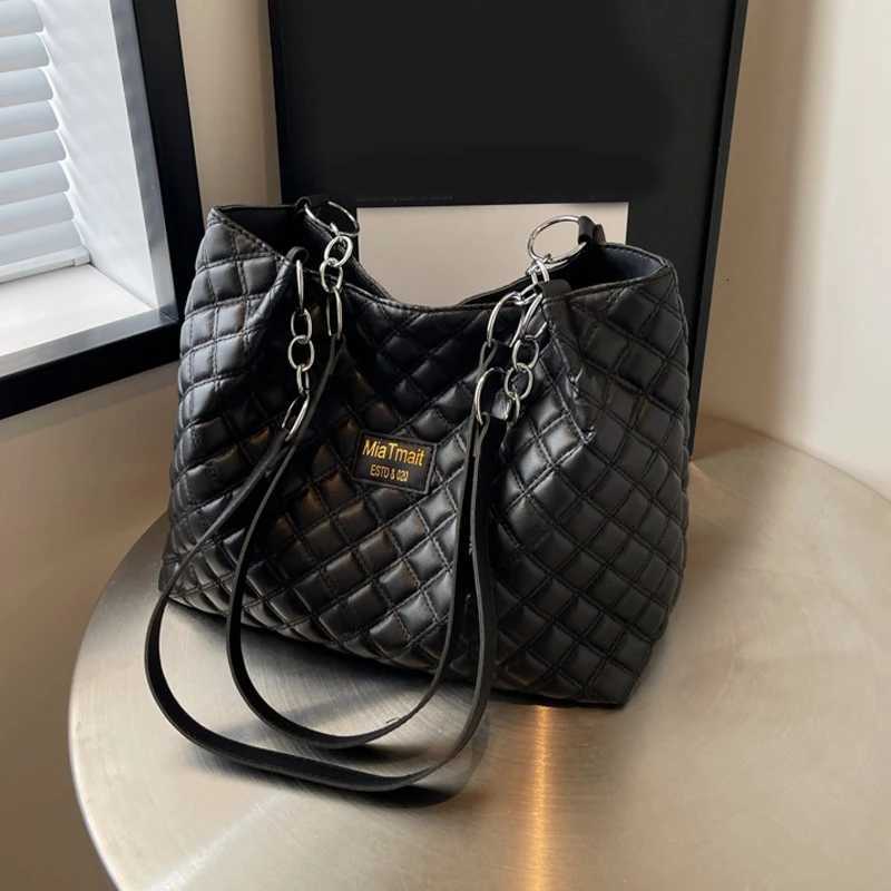 New Popar PU Leather Large Capacity Mens Bag Winter High Quality Quilted Design Shoulder Bag Cute Shopper Tote Bag Y250730
