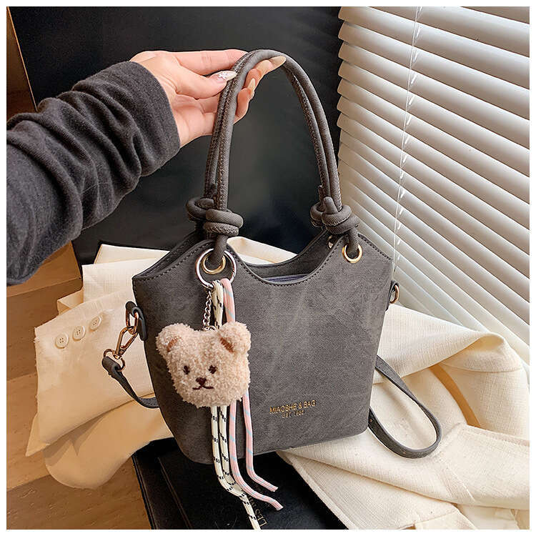 Korean Version Fashionable Personality Commuting Simple Style Handheld Bucket for Women Casual Versatile Niche Design Crossbody Bag