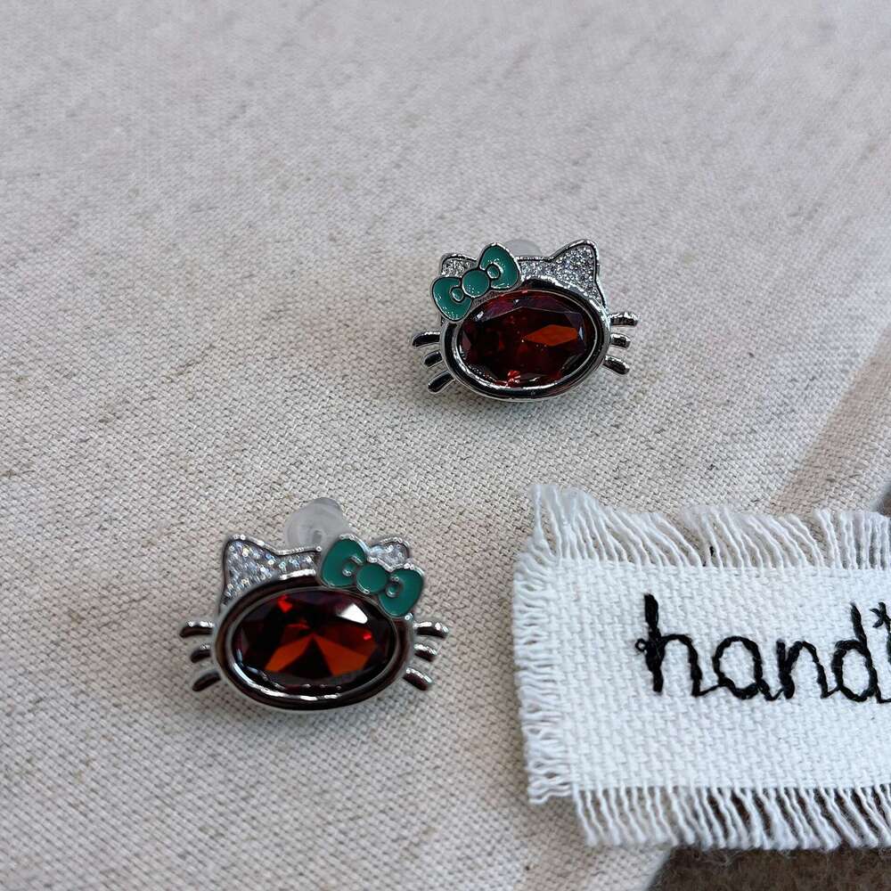Korean and Japanese Style Versatile Cat Small Fresh Cute Animal Simple Petite 2024 New Autumn Winter Earrings for Women 2d6
