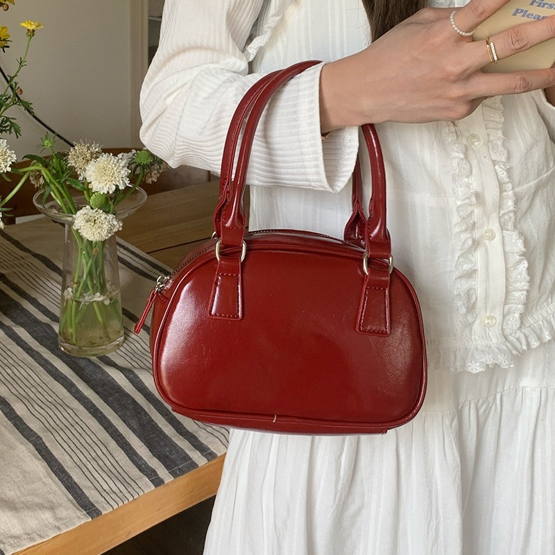 Designer Bag Red Luxury Bag Bag Autumn Winter Women 2025 New Trend Korean Style Handheld Bowling Bag Versatile Crossbody Bag Casual Small Square Bag T