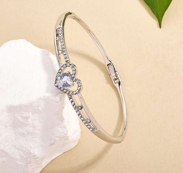 Fashionable and Unique Full Dia Small Heart Inlaid Zircon Zinc Alloy Bracelet Versatile