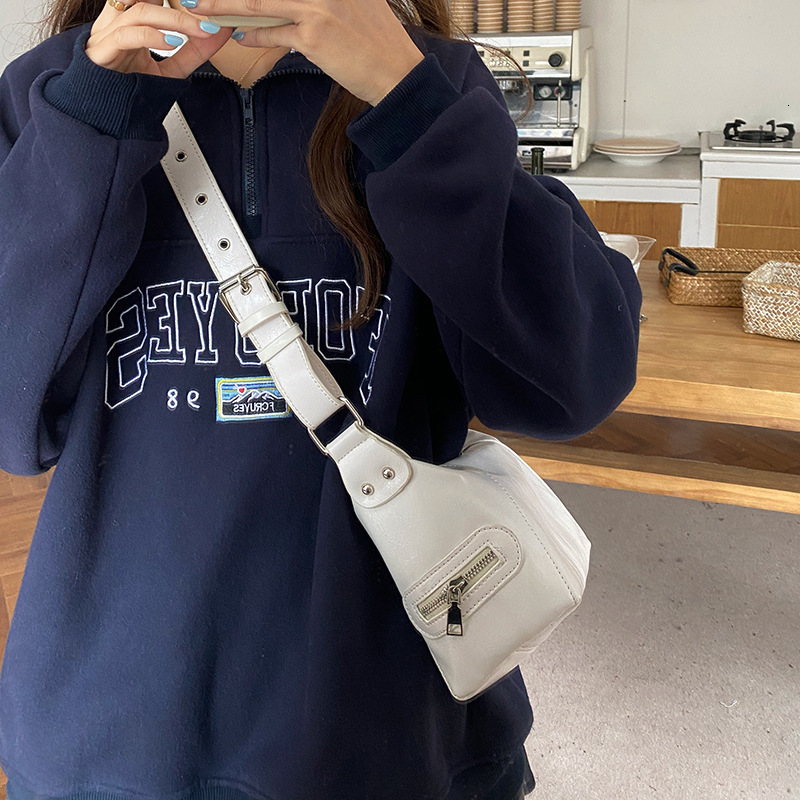 Designer Bag 2025 New Punk Style Motorcycle Bag Underarm Bag Women Fashion Niche Design Bag Hot Girl Single Shoulder Crossbody Luxury Bag Bag Trendy T