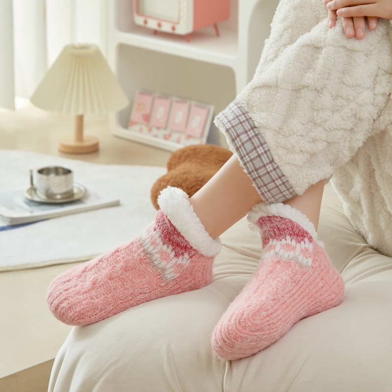 1 pair of thickened floor socks with plush insulation socks for warm feet, silicone anti slip socks on the soles of the feet, indoor shoe covers