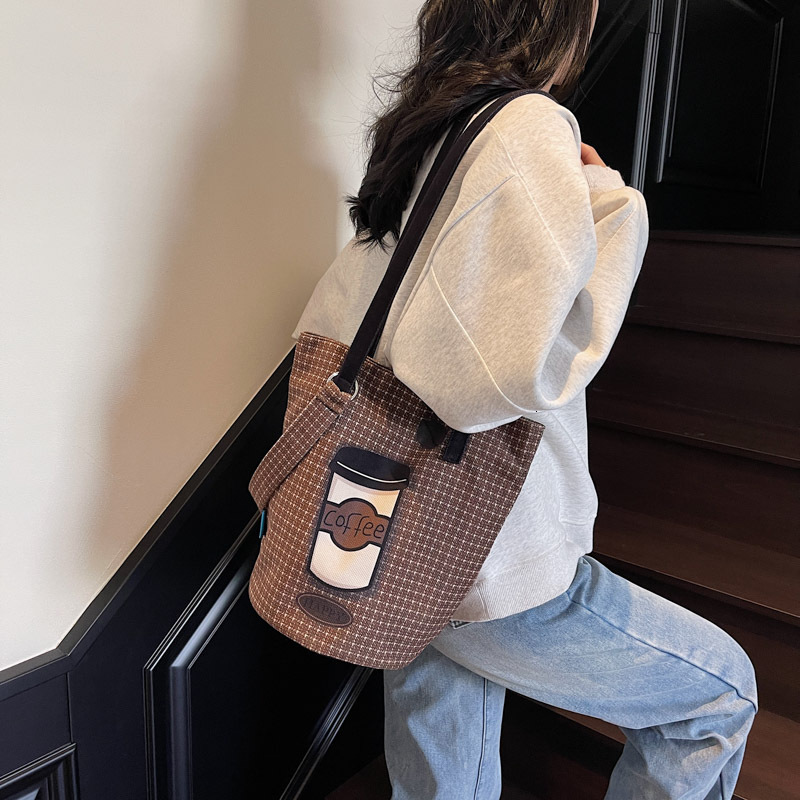 2025 new bucket bag designer commuting shoulder bag outdoor travel handbag women's popular crossbody bag