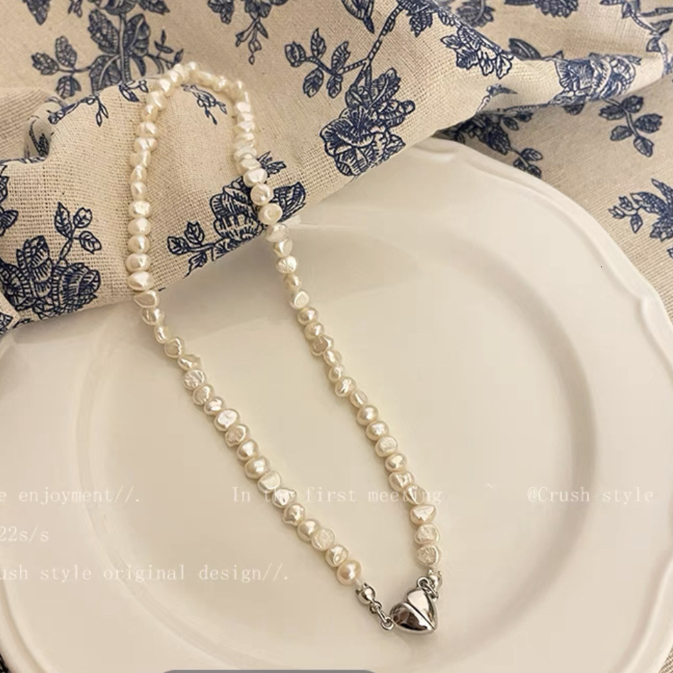 2025 Designer necklace Beach Lady Pendant New Hot-Selling High-End Bowknot Heart Collarbone Chain Light Luxury Niche Evening Dress Necklace Accessorie