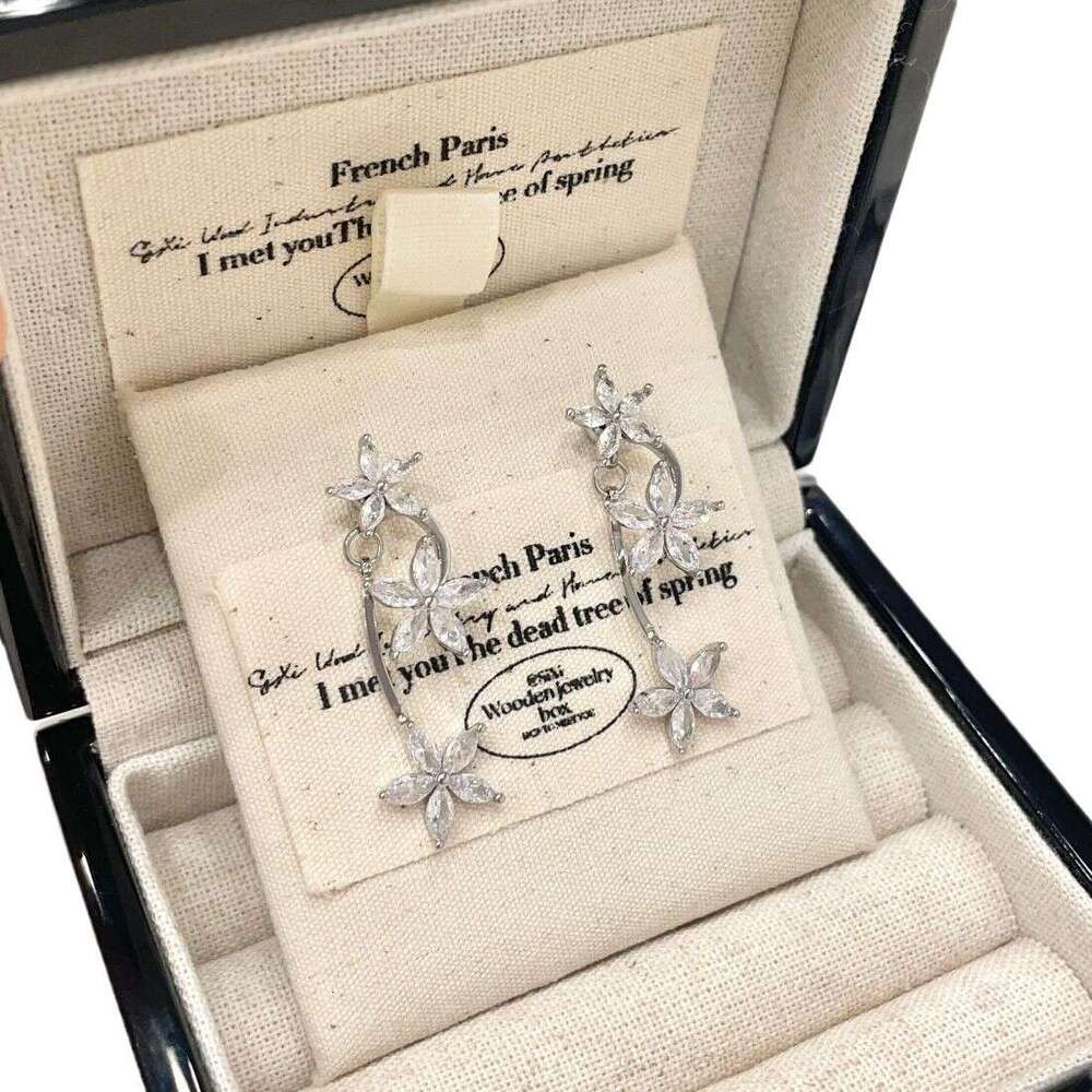 New Blossom for Women Fashionable High-end Minimalist Style Super Sparkling Zircon Flower Niche Design Earrings 0ef