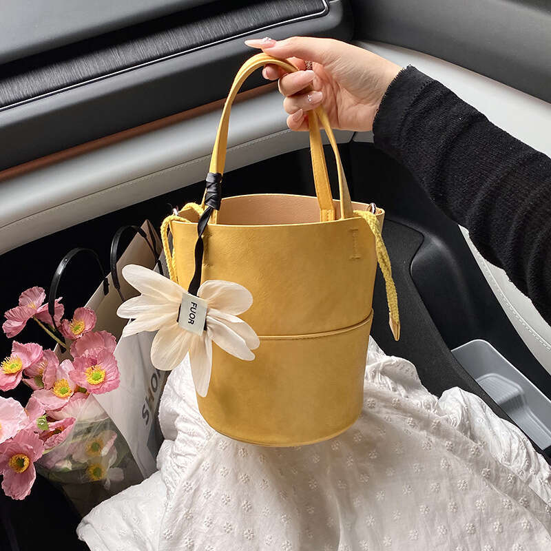 New Personalized Handheld Bucket with Unique Design, Niche Ins Style Shoulder Bag, Elegant Versatile Trendy Crossbody Bag