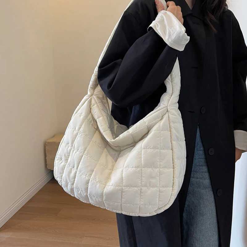 2023 Padding Shoulder Bag Casual Quilted Crossbody Bag Fi Solid Messenger Bag Versatile Slouchy Shopping Bag Y250730