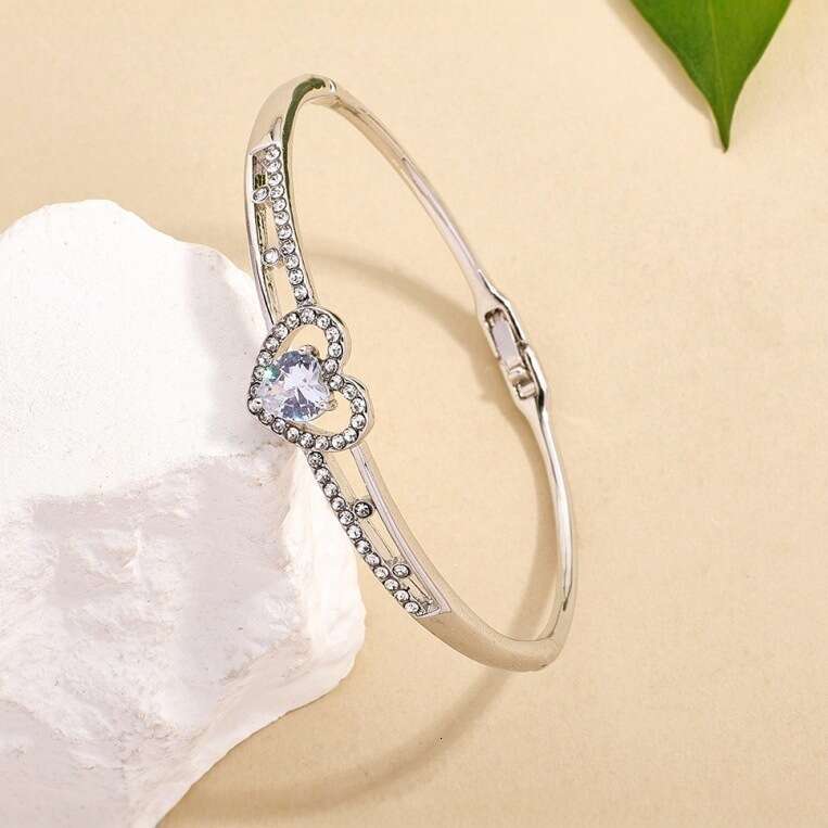 Fashionable and Unique Full Dia Small Heart Inlaid Zircon Zinc Alloy Bracelet Versatile