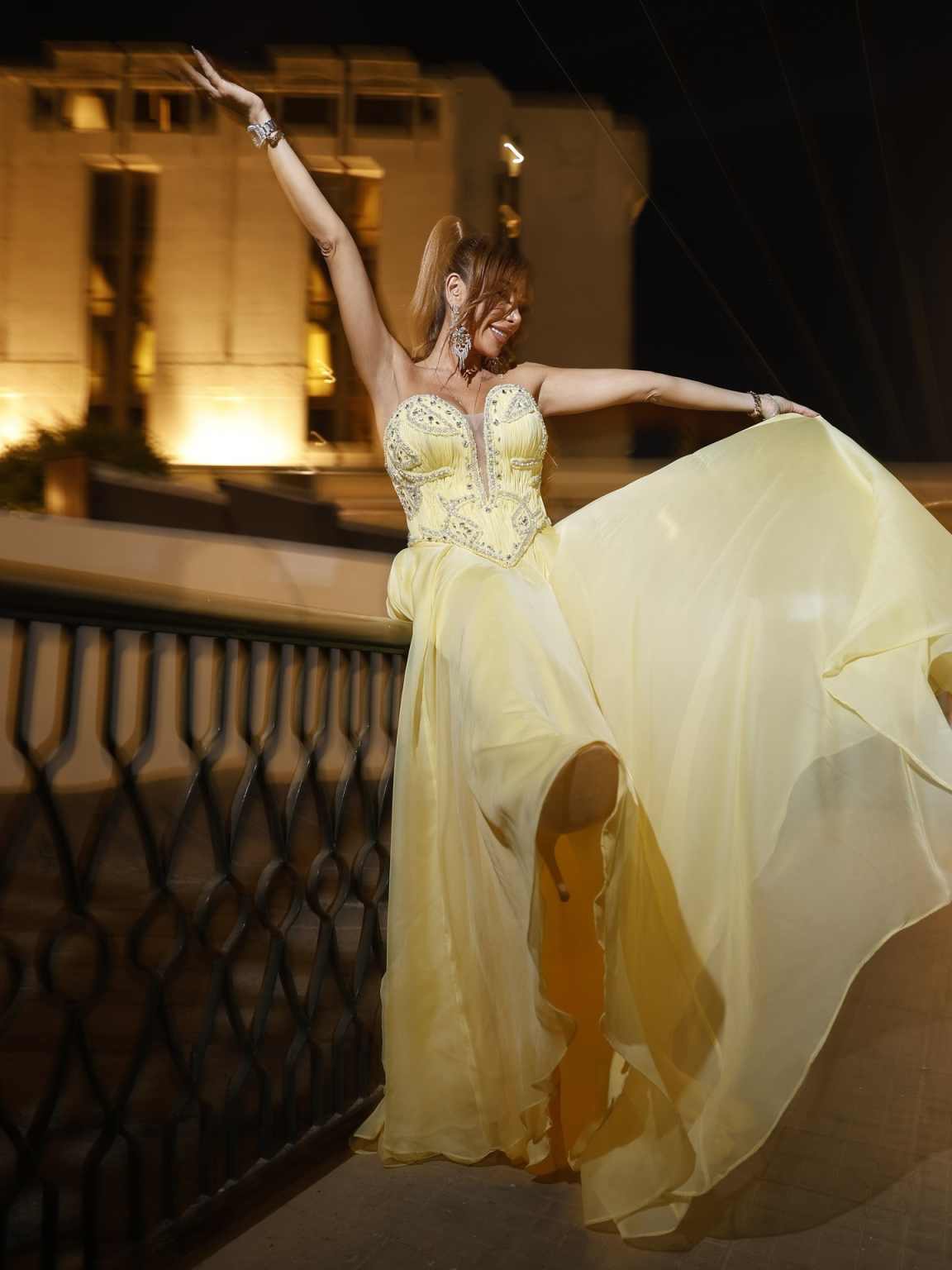 Graceful Yellow Prom Dresses Strapless Sleeveless Beads Lace-Up Court Gown Floor-Length Custom Made Formal Party Dress Vestido De Noite