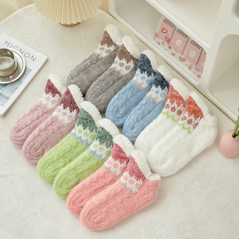 1 pair of thickened floor socks with plush insulation socks for warm feet, silicone anti slip socks on the soles of the feet, indoor shoe covers