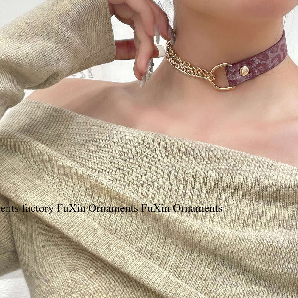New Fashion Niche Light Collarbone High-end Design Unique Novel Temperament Pink Leopard Print Gold Chain Necklace 3ab