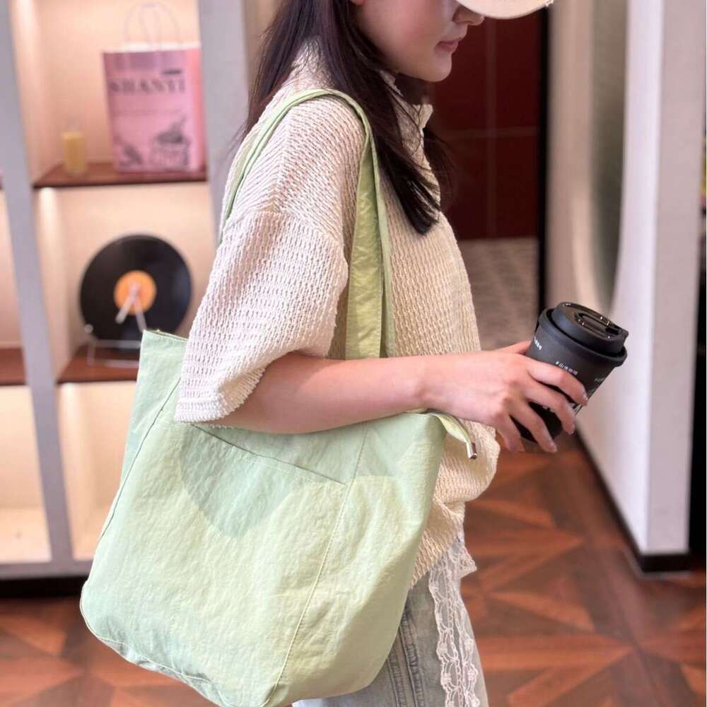 2025 New Canvas Casual Shoulder Versatile Women's Design Sense Large Capacity Commuter Tote Bag