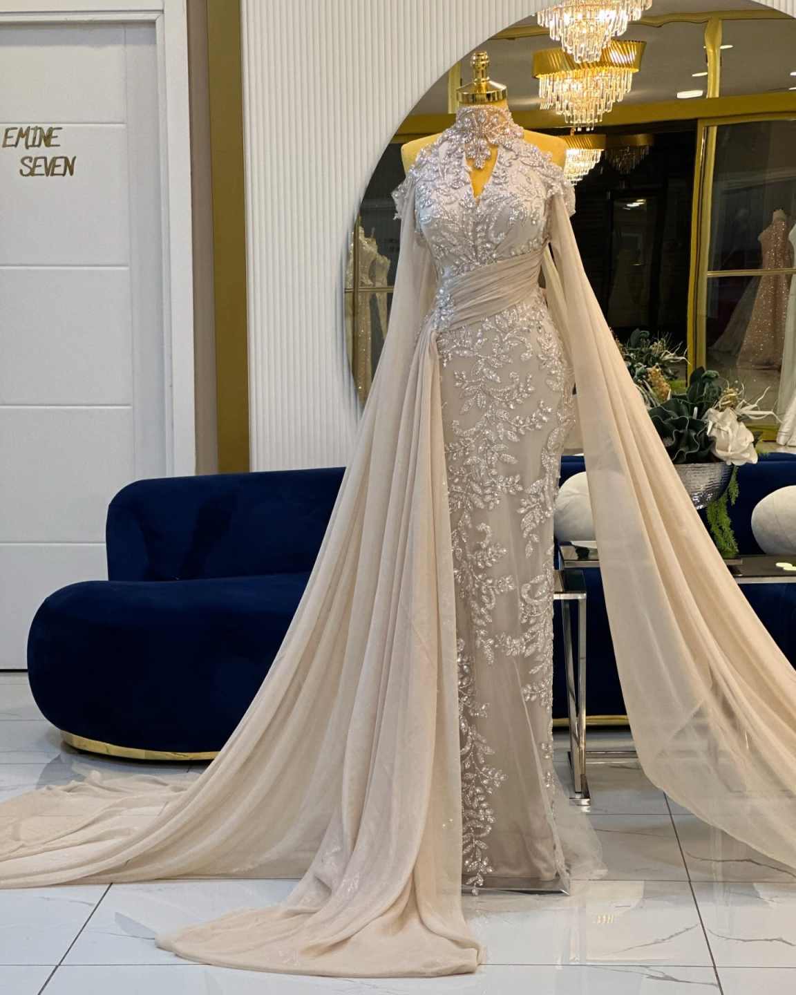 Luxury Prom Dresses Strapless Sleeveless Beads Appliques Lace Lace-Up Court Gown Floor-Length Custom Made Formal Party Dress Vestido De Noite