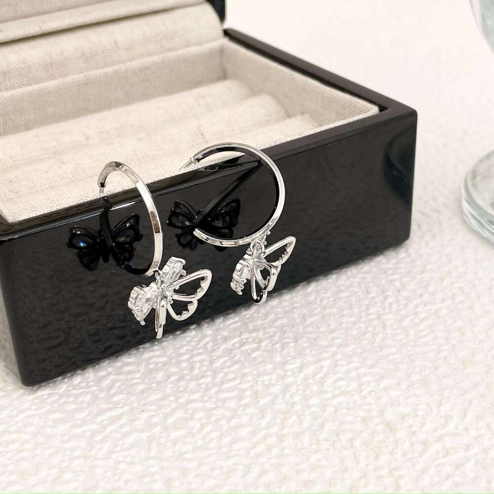 Fuxin New Hollow Butterfly Niche Design High-end C-shaped Hoop Elegant Sparkling Zircon Earrings a8e